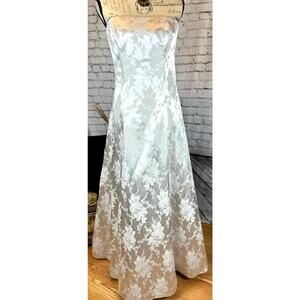 Jump Apparel Co by Wendye Chaitin White/Silver Gown - 9/10 Jr 8 Women’s